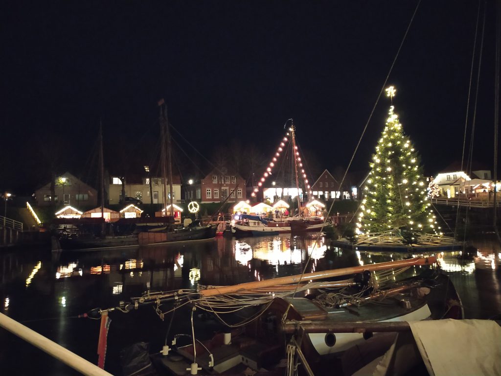 Weihnachtsbaum im Hafenbecken