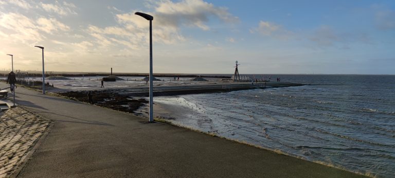 Blick vom Hafen in Neßmersiel